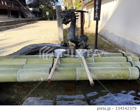 手水舎のある風景 手水舎のある風景 134542379