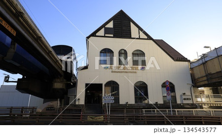 東京モノレール大井競馬場前駅と同駅を出発する車両 134543577