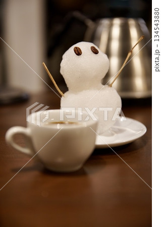 エスプレッソと雪だるま 134543880