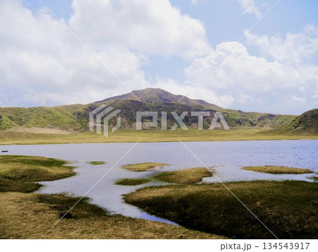 熊本県阿蘇山の草千里の風景 熊本県阿蘇山の草千里の風景 134543917