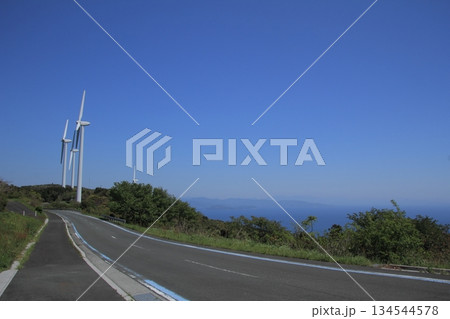 愛媛県 佐田岬半島に立つ風車 愛媛県 佐田岬半島に立つ風車 134544578