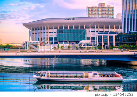 日本の横浜都市景観 Kアリーナやヒルトン横浜、シーバス（水上バス）などを望む。新時代の到来… 134545252