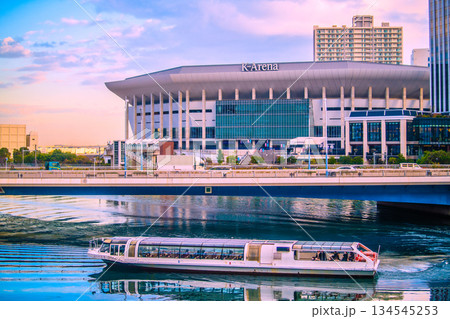 日本の横浜都市景観 Kアリーナやヒルトン横浜、シーバス（水上バス）などを望む。新時代の到来… 134545253