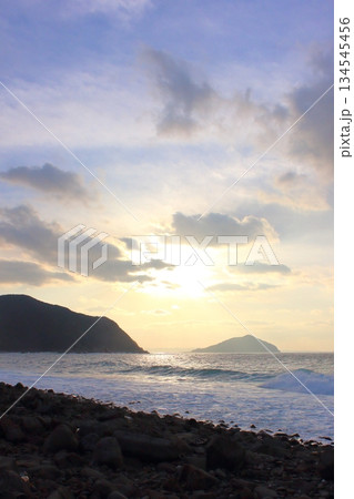 福岡県糸島市 幣の浜の夕日 福岡県糸島市 幣の浜の夕日 134545456