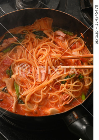 料理中のトマトソースパスタ 料理中のトマトソースパスタ 134545479