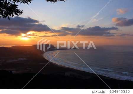 福岡県糸島市　幣の浜と芥屋の大戸の夕日 134545530