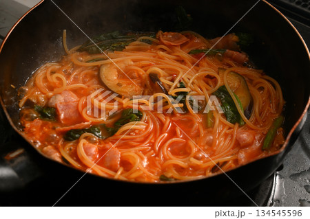 料理中のトマトソースパスタ 料理中のトマトソースパスタ 134545596