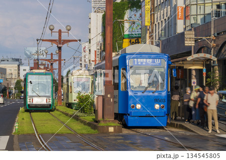 鹿児島 天文館の街並みと路面電車 134545805