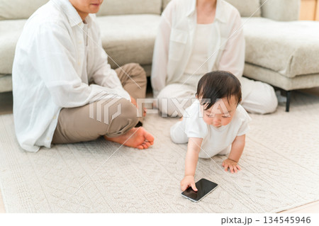 マイホームのリビングで子供,赤ちゃんと遊ぶ子育て世代のファミリー,家族(育児,子育て,スキンシップ) マイホームのリビングで子供,赤ちゃんと遊ぶ子育て世代のファミリー,家族(育児,子育て,スキンシップ) 134545946