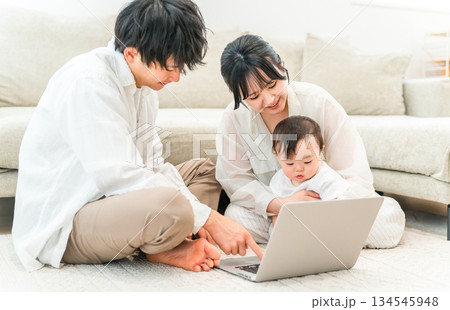 マイホームのリビングで子供,赤ちゃんと遊ぶ父親と母親(パソコン,育児,子育て,スキンシップ) マイホームのリビングで子供,赤ちゃんと遊ぶ父親と母親(パソコン,育児,子育て,スキンシップ) 134545948