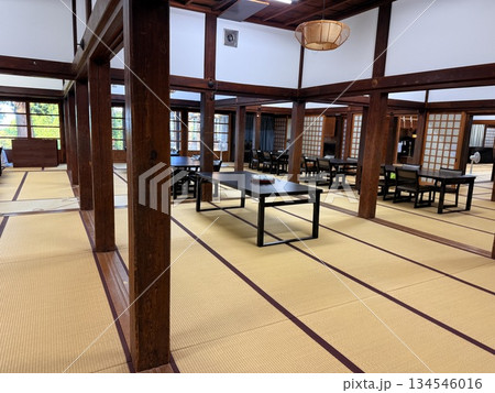 杉並木に囲まれた羽黒山の石段 杉並木に囲まれた羽黒山の石段 134546016