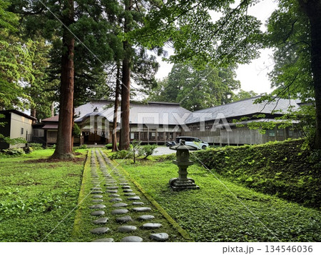 杉並木に囲まれた羽黒山の石段 134546036