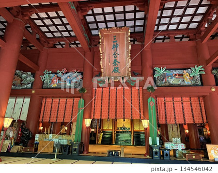 杉並木に囲まれた羽黒山の石段 杉並木に囲まれた羽黒山の石段 134546042