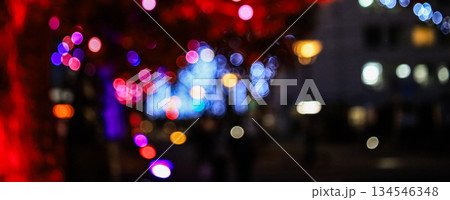クリスマスシーズンの夜の街をピンボケして撮影したイメージ風景 クリスマスシーズンの夜の街をピンボケして撮影したイメージ風景 134546348