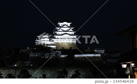 冬の夜にライトアップされた世界文化遺産国宝姫路城 134546419