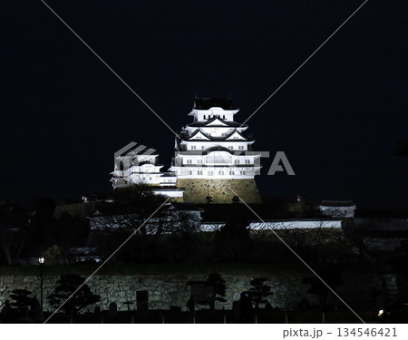 冬の夜にライトアップされた世界文化遺産国宝姫路城 134546421