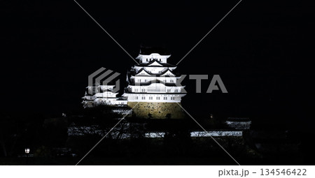 冬の夜にライトアップされた世界文化遺産国宝姫路城 134546422