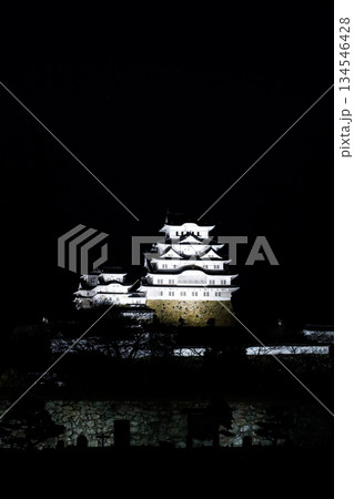 冬の夜にライトアップされた世界文化遺産国宝姫路城 冬の夜にライトアップされた世界文化遺産国宝姫路城 134546428