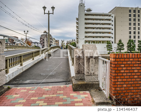 小名木川に架かる「東深川橋」の親柱と橋名表示 小名木川に架かる「東深川橋」の親柱と橋名表示 134546437