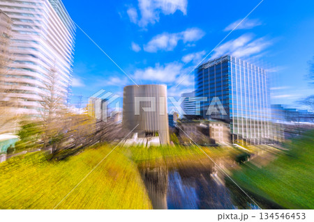 日本の東京都市景観あの悲劇を忘れてはならない…九段下駅前の昭和館などを望む。日の丸が…＝17日 134546453