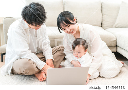 マイホームのリビングで子供,赤ちゃんと遊ぶ父親と母親(パソコン,育児,子育て,スキンシップ) マイホームのリビングで子供,赤ちゃんと遊ぶ父親と母親(パソコン,育児,子育て,スキンシップ) 134546518