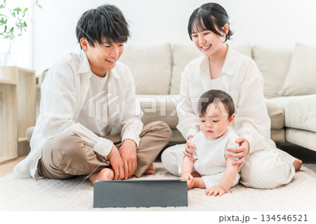 マイホームのリビングで子供,赤ちゃんと遊ぶ父親と母親(タブレット,育児,子育て,スキンシップ) マイホームのリビングで子供,赤ちゃんと遊ぶ父親と母親(タブレット,育児,子育て,スキンシップ) 134546521