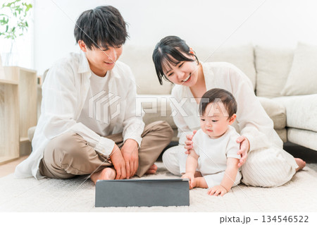 マイホームのリビングで子供,赤ちゃんと遊ぶ父親と母親(タブレット,育児,子育て,スキンシップ) マイホームのリビングで子供,赤ちゃんと遊ぶ父親と母親(タブレット,育児,子育て,スキンシップ) 134546522