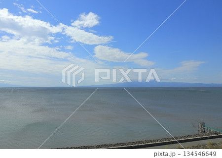 蜘手網が建つ有明海の干潟の風景 134546649