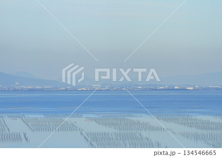 佐賀海道しるべ展望台から望む有明海の海苔養殖場の景色 佐賀海道しるべ展望台から望む有明海の海苔養殖場の景色 134546665
