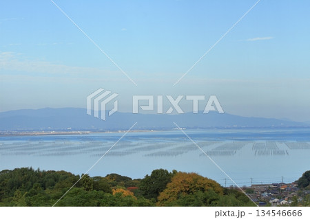 佐賀海道しるべ展望台から眺めた海苔ヒビの立つ有明海 佐賀海道しるべ展望台から眺めた海苔ヒビの立つ有明海 134546666