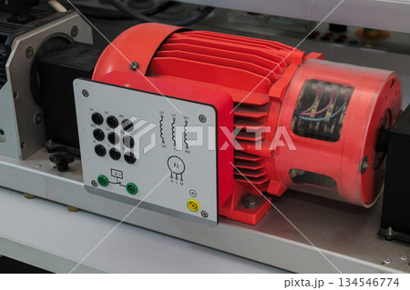 Three-phase asynchronous electric motor training apparatus showing terminal connections and cooling fins 134546774
