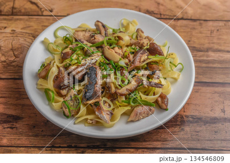 鯖缶とシメジのパスタ 134546809