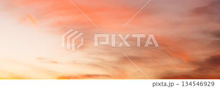 赤く染まった夕暮れの空 134546929
