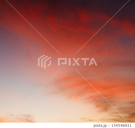 赤く染まった夕暮れの空 134546931