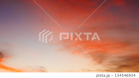 赤く染まった夕暮れの空 134546934