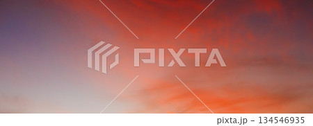 赤く染まった夕暮れの空 134546935