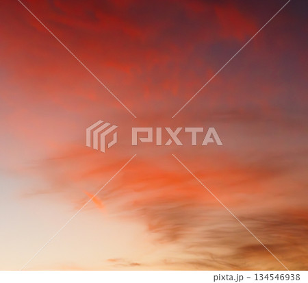 赤く染まった夕暮れの空 134546938