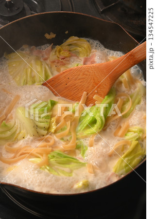 キャベツとベーコンのクリームパスタ 134547225