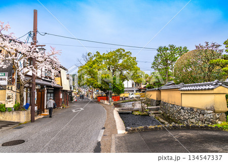 【重要伝統的建造物群保存地区】上賀茂 藤木神社と春の風景5 京都府京都市北区 【重要伝統的建造物群保存地区】上賀茂 藤木神社と春の風景5 京都府京都市北区 134547337