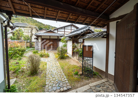 【重要伝統的建造物群保存地区】上賀茂　春の梅辻家住宅の庭　京都府京都市北区 134547357