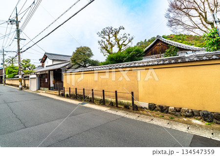 【重要伝統的建造物群保存地区】上賀茂　春の街並み9　京都府京都市北区 134547359