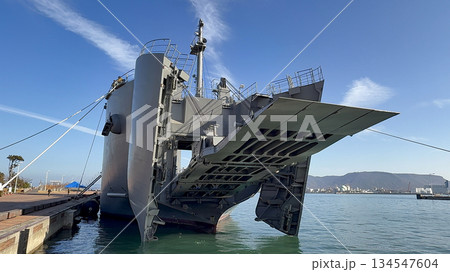 自衛隊輸送群　輸送艦の船首大型ランプ開 134547604