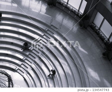 階段状の広場で読書をする人 134547743