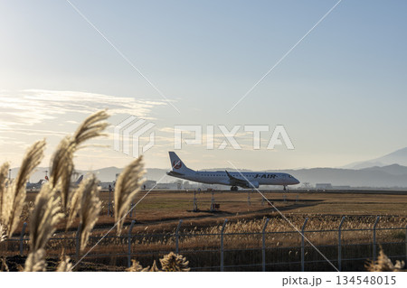 夕暮れの仙台空港　タキシング中の飛行機　宮城県名取市 134548015