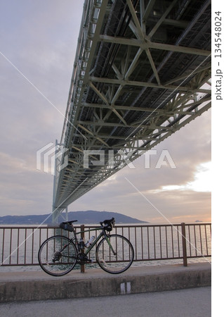 明石海峡大橋の夕景とマイロードバイク 明石海峡大橋の夕景とマイロードバイク 134548024