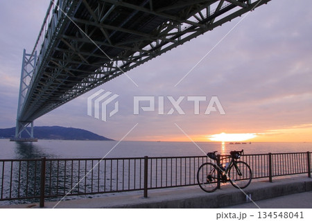 明石海峡大橋の夕景とマイロードバイク 134548041