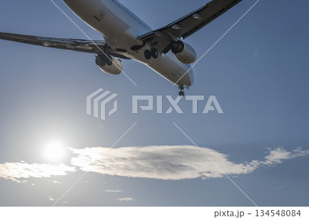 夕暮れの仙台空港　着陸中の飛行機　宮城県名取市 134548084