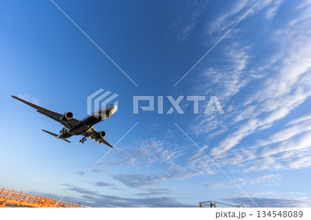 夕暮れの仙台空港　着陸中の飛行機　宮城県名取市 134548089