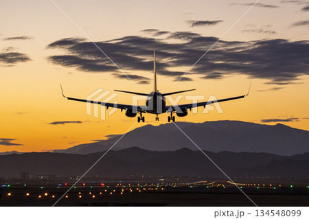 夕暮れの仙台空港 着陸中の飛行機 宮城県名取市 夕暮れの仙台空港 着陸中の飛行機 宮城県名取市 134548099