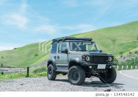 ドライブスポット,ドライブルートの高原に停車する車 134548142